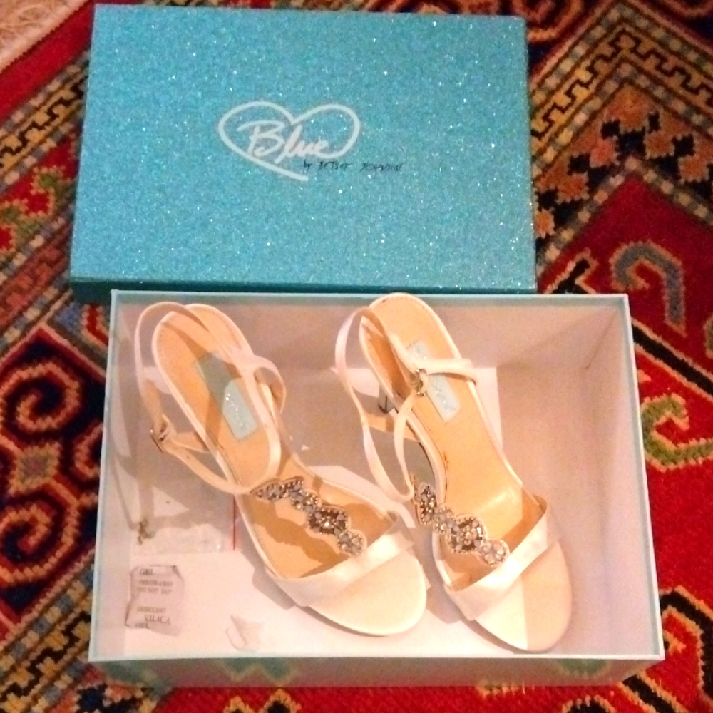 BLUE BY BETSEY JOHNSON- Chloe Satin Ivory Heels Size 8.5